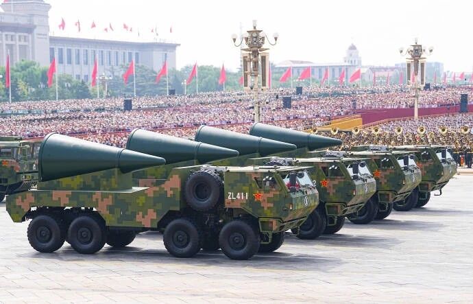 致敬强国荣光，汲取奋进力量：华体会平台（中国）计算机全员同看九三阅兵，铭记抗战胜利80周年